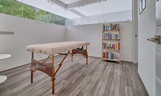 Luxury 1BR APT - Beach View - Jacuzzi - King Bed