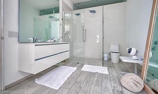 Luxury 1BR APT - Beach View - Jacuzzi - King Bed