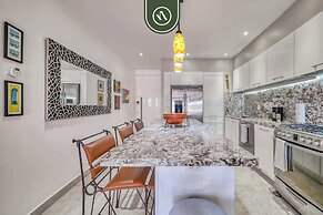 Stunning 2 BR Condo in Romantic Zone - Pool