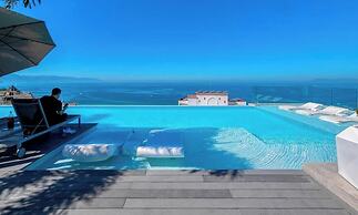 Stunning 2 BR Condo in Romantic Zone - Pool