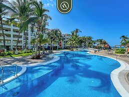 Oceanview 4 BR Condo - Pool - Beach - Terrace
