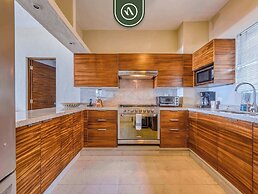 Oceanview 4 BR Condo - Pool - Beach - Terrace