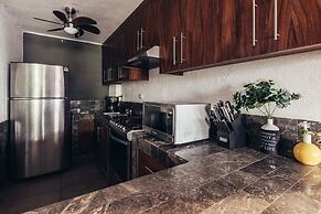 Cozy 2BR King Beds - Rooftop Pool - Fast Wifi