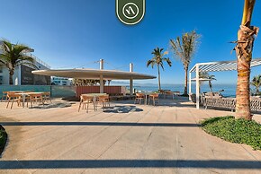 Oceanfront 2BR Condo - Pool - Cevicheria - Beach