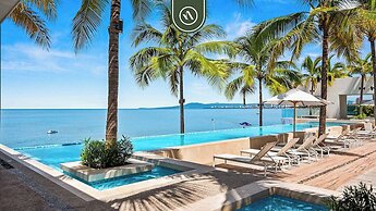 Elegant 1 BR Condo - Beachfront - Pools - King