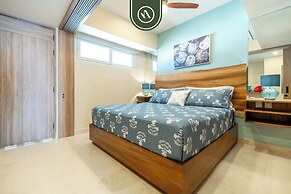 Elegant 1 BR Condo - Beachfront - Pools - King