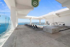Elegant 1 BR Condo - Beachfront - Pools - King