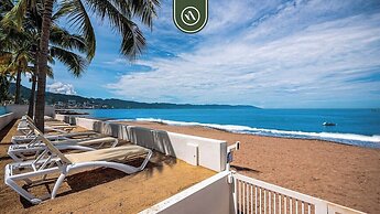 Elegant 1 BR Condo - Beachfront - Pools - King