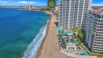 Elegant 1 BR Condo - Beachfront - Pools - King