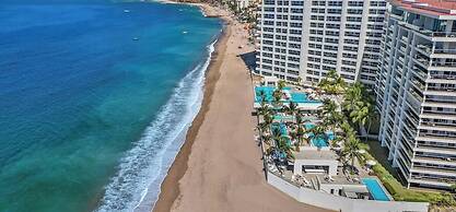 Elegant 1 BR Condo - Beachfront - Pools - King