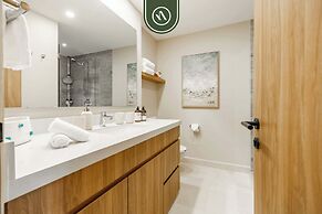 Elegant 1 BR Condo - Beachfront - Pools - King