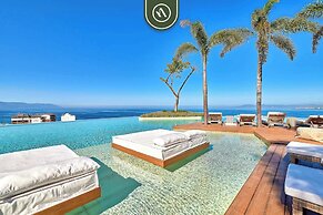 Condo With Balcony - Rooftop Pool With Ocean View