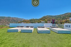 Condo With Balcony - Rooftop Pool With Ocean View