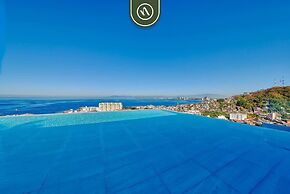 Condo With Balcony - Rooftop Pool With Ocean View