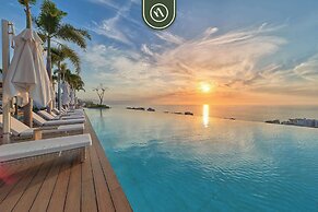Condo With Balcony - Rooftop Pool With Ocean View