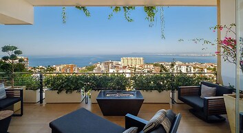 Condo With Balcony - Rooftop Pool With Ocean View