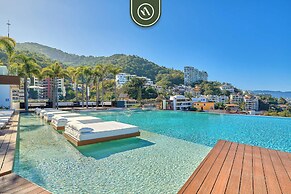 Condo With Balcony - Rooftop Pool With Ocean View