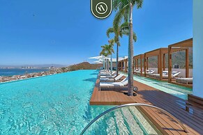 Condo With Balcony - Rooftop Pool With Ocean View