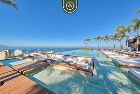 Condo With Balcony - Rooftop Pool With Ocean View