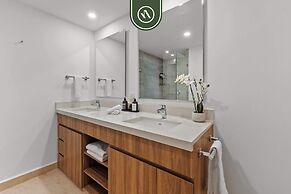 New Oceanfront 2 BR Condo - Gym - Beach - Pool