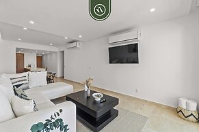 New Oceanfront 2 BR Condo - Gym - Beach - Pool