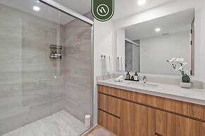 New Oceanfront 2 BR Condo - Gym - Beach - Pool