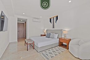 New Oceanfront 2 BR Condo - Gym - Beach - Pool