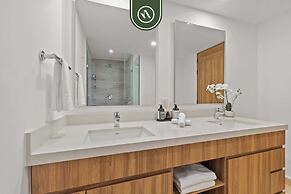 New Oceanfront 2 BR Condo - Gym - Beach - Pool