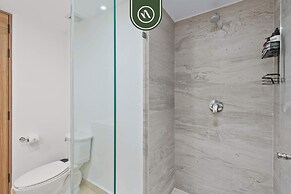 New Oceanfront 2 BR Condo - Gym - Beach - Pool