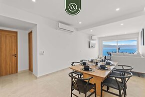 New Oceanfront 2 BR Condo - Gym - Beach - Pool