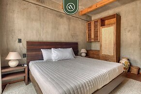 Luxury 2 BR Condo in Downtown - AC - Peaceful