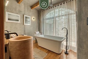 Luxury 2 BR Condo in Downtown - AC - Peaceful
