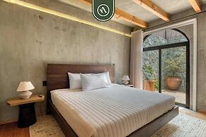 Luxury 2 BR Condo in Downtown - AC - Peaceful