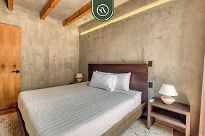Luxury 2 BR Condo in Downtown - AC - Peaceful