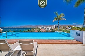 2BR Condo With Rooftop Pool - 2 Min Walk to Beach