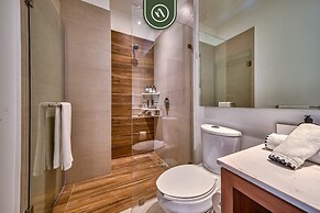 2BR Condo With Rooftop Pool - 2 Min Walk to Beach