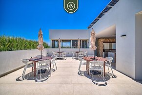 2BR Condo With Rooftop Pool - 2 Min Walk to Beach