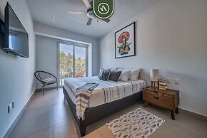 2BR Condo With Rooftop Pool - 2 Min Walk to Beach