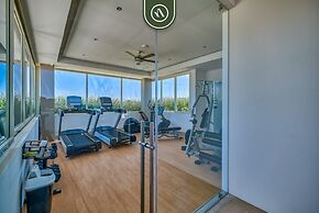 2BR Condo With Rooftop Pool - 2 Min Walk to Beach