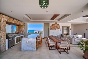 2BR Condo With Rooftop Pool - 2 Min Walk to Beach