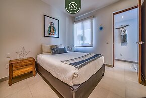 2BR Condo With Rooftop Pool - 2 Min Walk to Beach