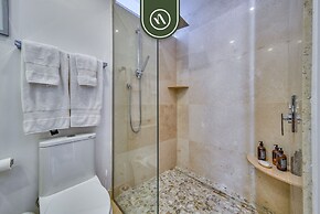 Luxurious 2 BR Condo - Oceanfront - Infinity Pools
