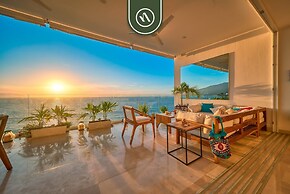 Luxurious 2 BR Condo - Oceanfront - Infinity Pools