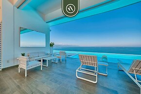 Luxurious 2 BR Condo - Oceanfront - Infinity Pools