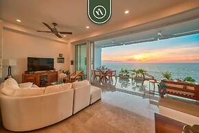 Luxurious 2 BR Condo - Oceanfront - Infinity Pools