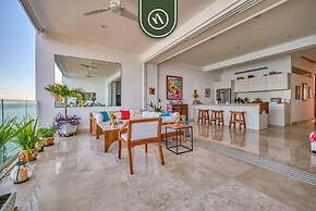 Luxurious 2 BR Condo - Oceanfront - Infinity Pools