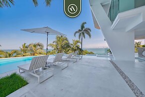 Luxurious 2 BR Condo - Oceanfront - Infinity Pools