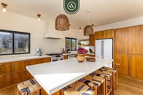 Oceanfront 10 BR Villa With Pool - Jacuzzi - Beach