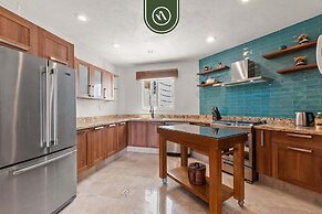 Stunning 2 BR Condo - Oceanview Terrace - Downtown