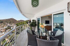 Stunning 2 BR Condo - Oceanview Terrace - Downtown